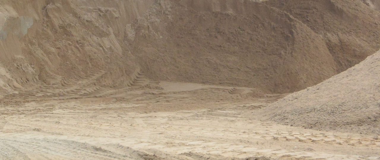 Areia de construção armazenada a granel