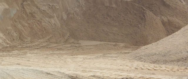 Areia de construção armazenada a granel